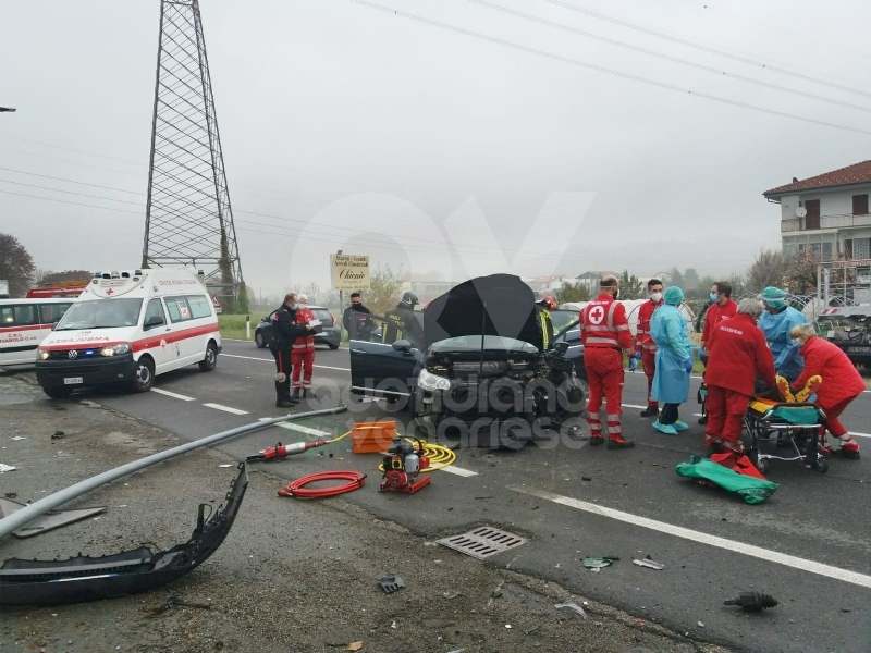 MATHI - Malore mentre guida: auto finisce contro il palo della luce. Conducente in ospedale FOTO