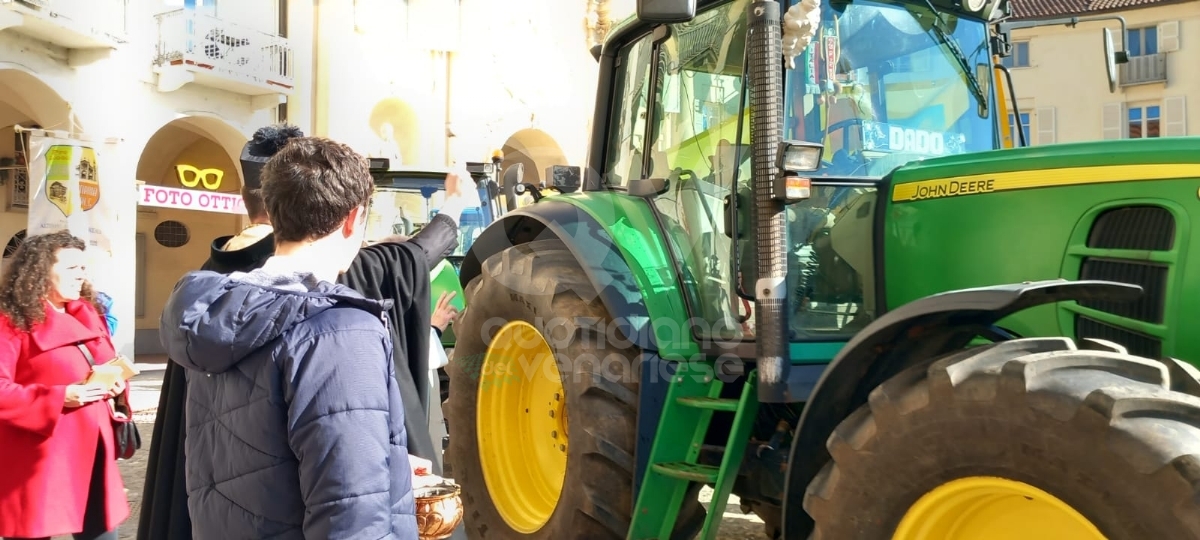 VENARIA - La grande festa per Sant'Antonio Abate: in tanti per il corteo dei trattori - FOTO E VIDEO