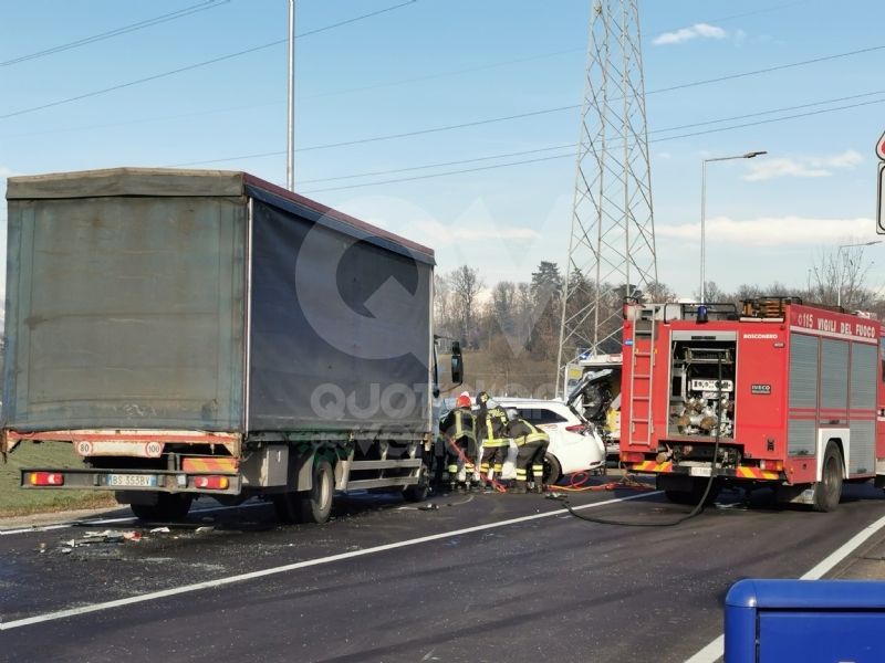 VENARIA - Scontro taxi-camion lungo la provinciale: un ferito FOTO