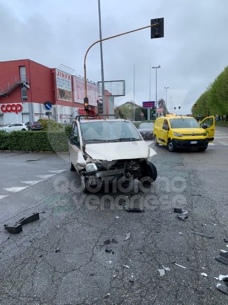 BORGARO - Scontro in via Lanzo fra due auto: una persona ferita - FOTO