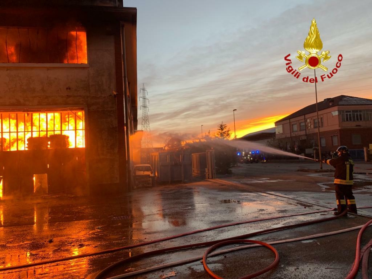 CRONACA - Incendio in un'azienda di trattamento rifiuti a Beinasco: puzza di bruciato fino a Venaria - FOTO