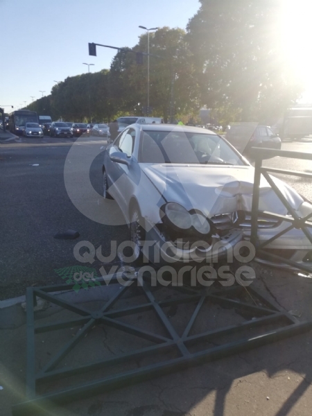 TORINO-VENARIA - Incidente all'incrocio fra strada Altessano e corso Garibaldi: un ferito - FOTO