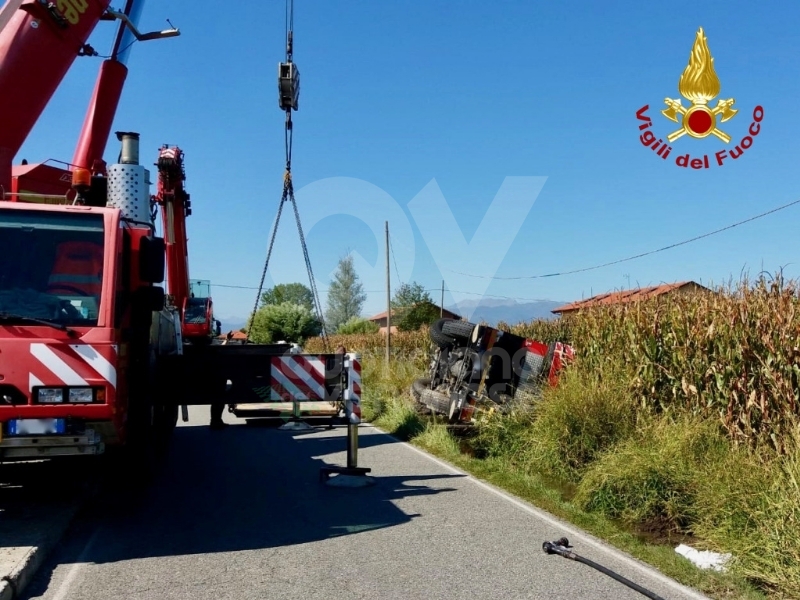MAPPANO - Autocarro si ribalta nel fossato dopo l'incidente: intervento dei vigili del fuoco FOTO