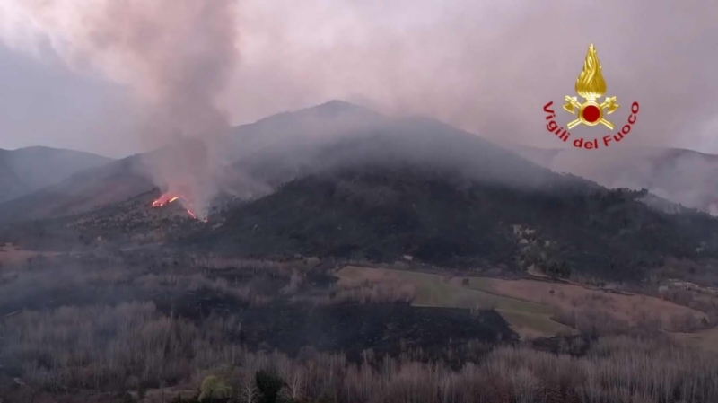 VAL DELLA TORRE - Incendio boschivo: riprese le operazioni, la preoccupazione non diminuisce