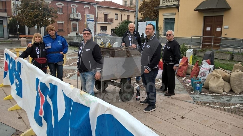 VENARIA - Successo per la «Castagnata» dell'Avis in piazza Pettiti