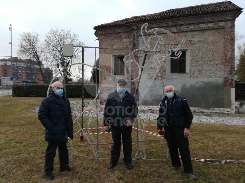 VENARIA-DRUENTO - Si respira l'aria del Natale grazie alle luminarie - FOTO