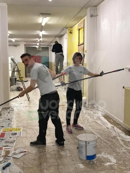 VENARIA - Corridoi ridipinti all'Arti e Mestieri di via Amati grazie a &quot;Bricolage del Cuore&quot;
