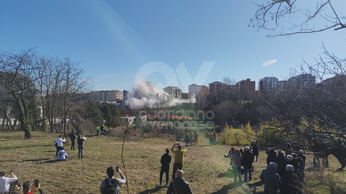 RIVOLI - Demolito il «mitico Fungo» di via Croce Dorata - FOTO E VIDEO