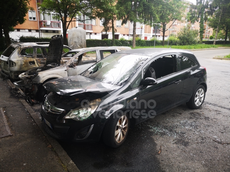 COLLEGNO - A fuoco tre auto parcheggiate in piazza Pablo Neruda: indagano i carabinieri