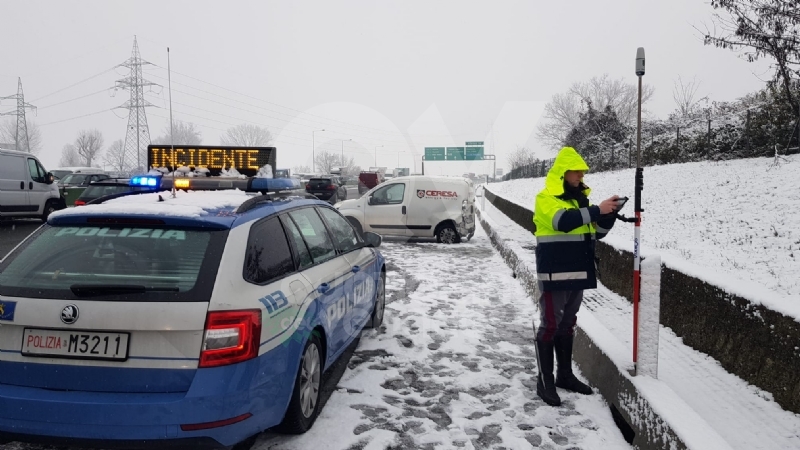 DELIRIO IN TANGENZIALE - Tir in panne e scontro tra due furgoni: caos e code chilometriche