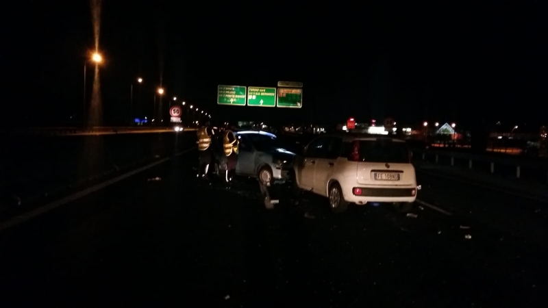 INCIDENTE A SAVONERA - Provoca lo schianto e scappa: automobilista pirata denunciato dalla polizia stradale