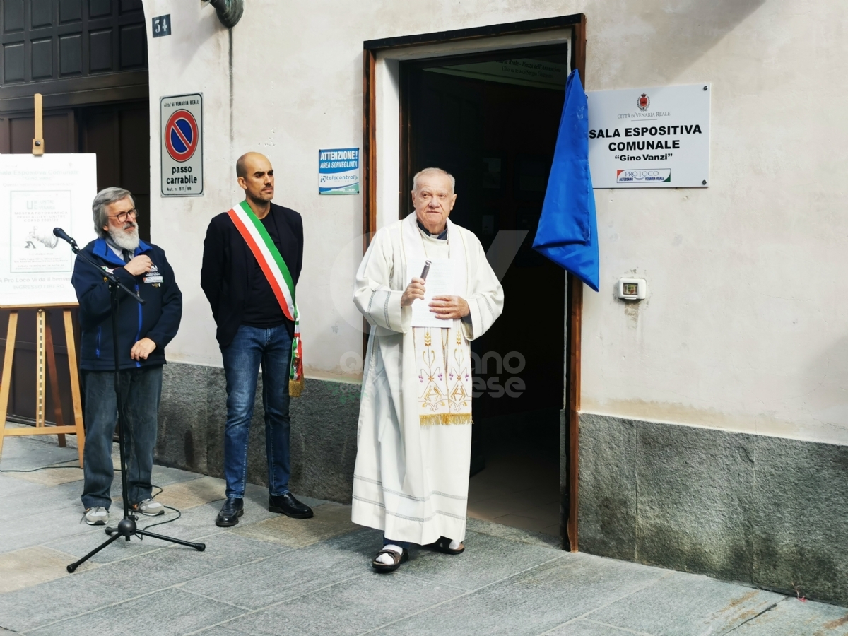 VENARIA - Ricordato Gino Vanzi: una targa sotto la Torre dell'Orologio e l'intitolazione della sala mostre - FOTO