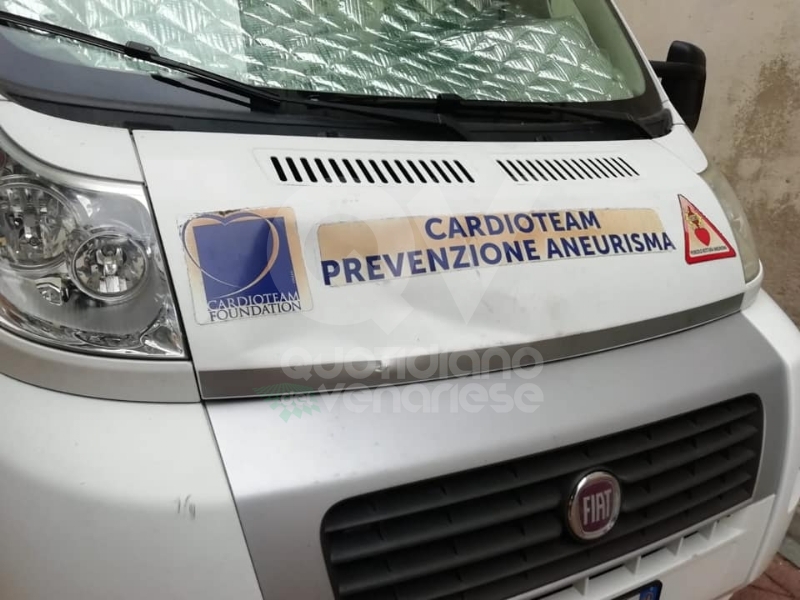 CASELLE - Vandali ancora in azione: danneggiato il «Cardiovan» di piazza Boschiassi - FOTO