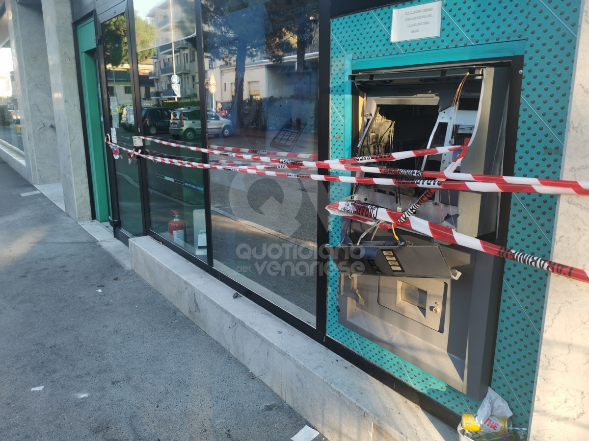 VENARIA - Esploso nella notte il bancomat della banca Carige: banditi fuggiti a mani vuote