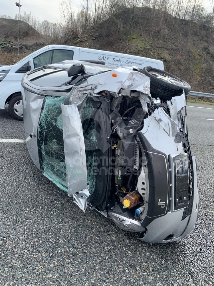 INCIDENTE IN TANGENZIALE A BORGARO - Auto ribaltata: traffico letteralmente in tilt - FOTO