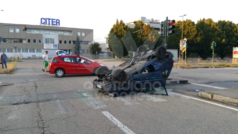 TORINO - VENARIA - Incidente all'incrocio vicino alla Cittadella della Juve: tre feriti