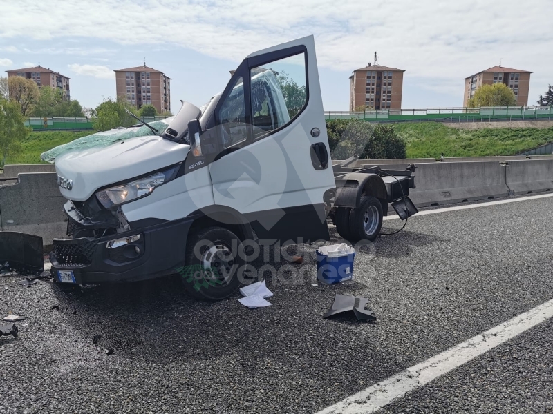 TORINO-CASELLE - Furgone finisce contro le barriere in cemento: un ferito e disagi in tangenziale