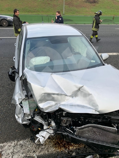 VENARIA - Pauroso incidente: auto finisce contro i jersey in cemento, ferito venariese del '98