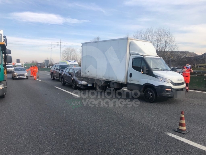 VENARIA - Code e disagi in tangenziale: tamponamento auto-furgone, due feriti - FOTO