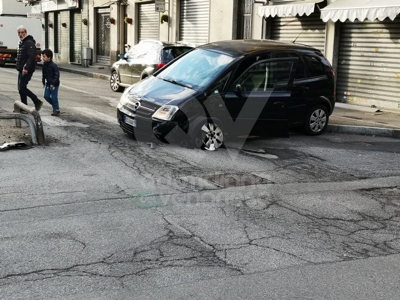 VENARIA - Provoca l'incidente, ma all'arrivo dei carabinieri di lui non c'è traccia