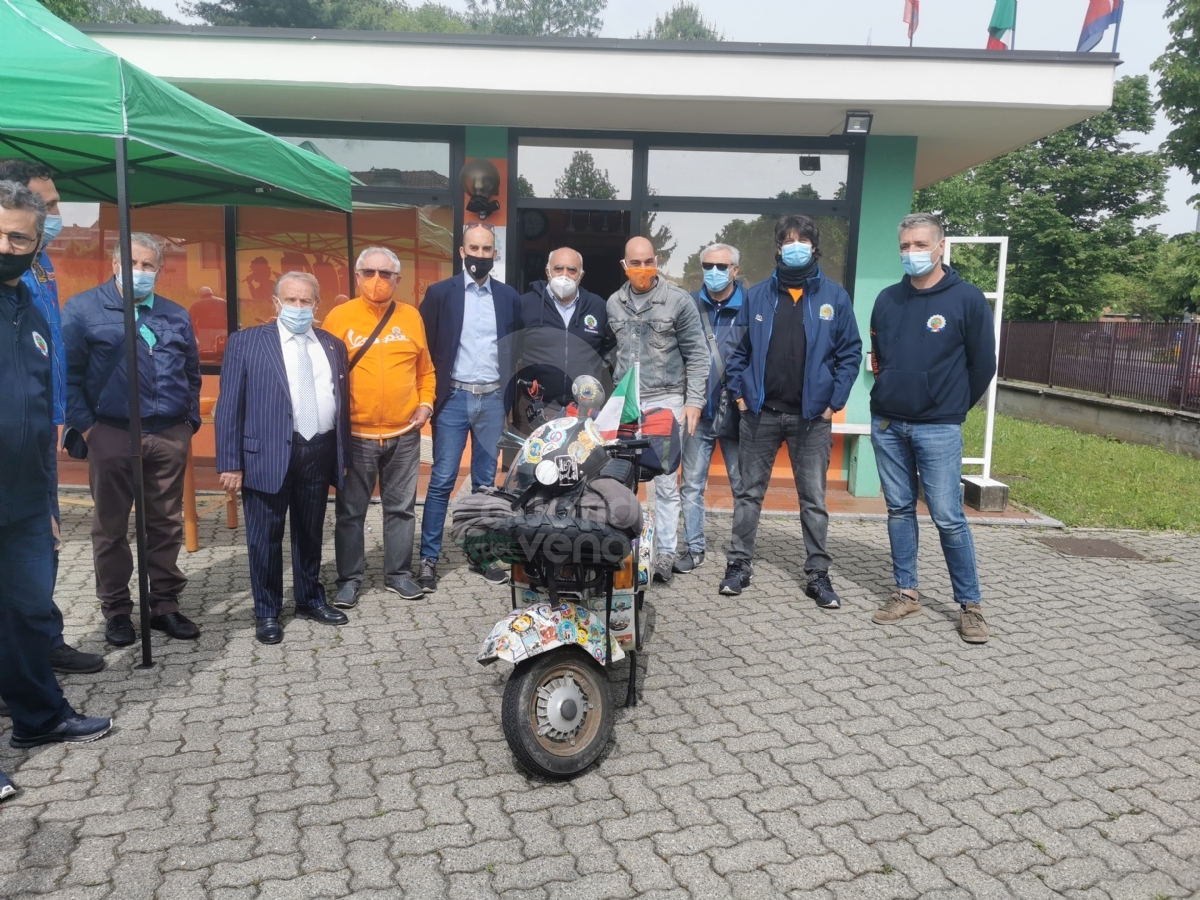 VENARIA - Il «Vespa Club» incontra Andrea Fucile, il 36enne che vuole girare il mondo in Vespa - FOTO