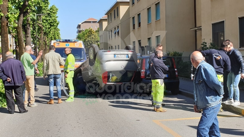 VENARIA - Si ribalta con l'auto tra via Barbi Cinti e corso Matteotti: ferite madre e figlia