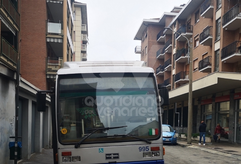 VENARIA - Autobus colpisce l'auto della polizia municipale: civich rimane ferito
