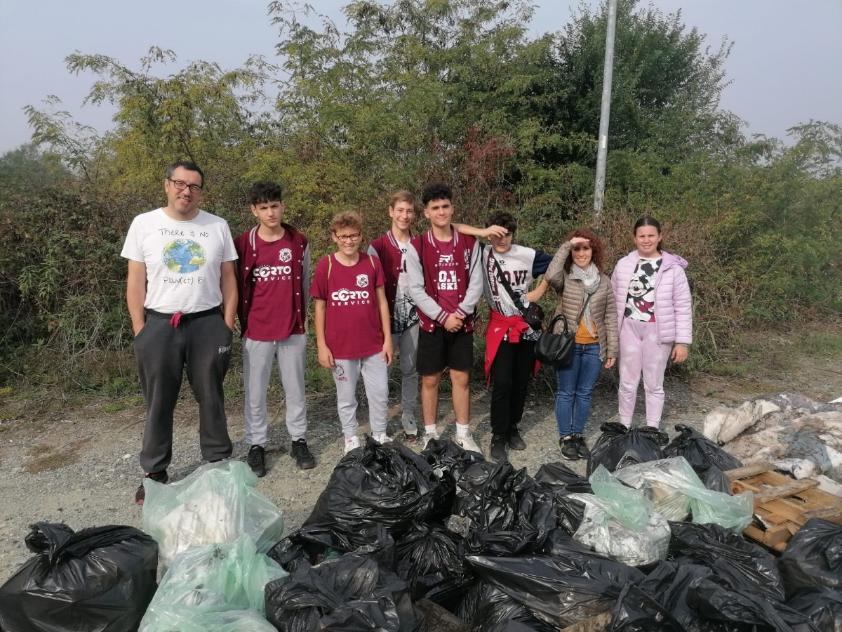 BORGARO - Successo per «Puliamo insieme il parco Chico Mendes»: tanti sacchi neri colmi di rifiuti - FOTO