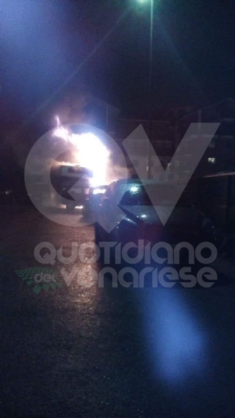 RIVOLI - Paura in viale Firenze: a fuoco un camper e altre quattro macchine