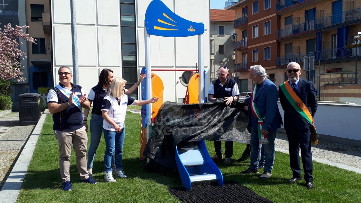 VENARIA - L'Avis dona alla Città un'area giochi in piazza Pettiti - FOTO