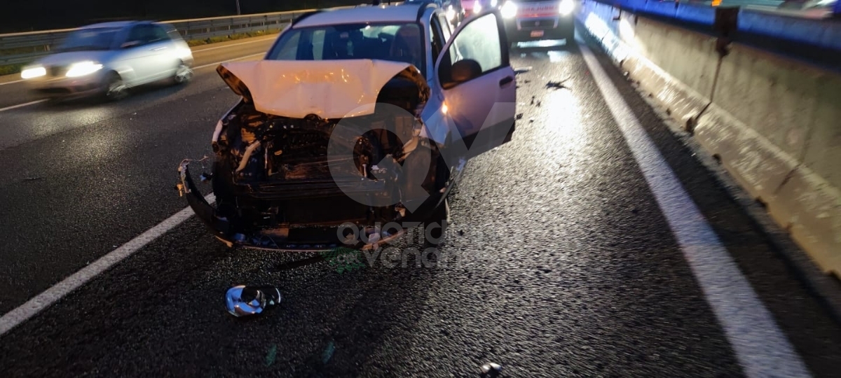 INCIDENTE IN TANGENZIALE A COLLEGNO - Tamponamento fra due auto: traffico in tilt - FOTO