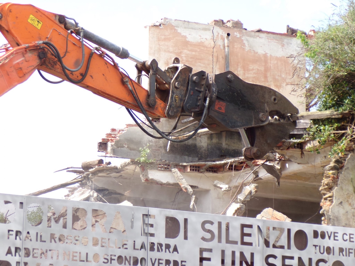 VENARIA - Iniziata la demolizione dell'ex caserma Beleno - FOTO