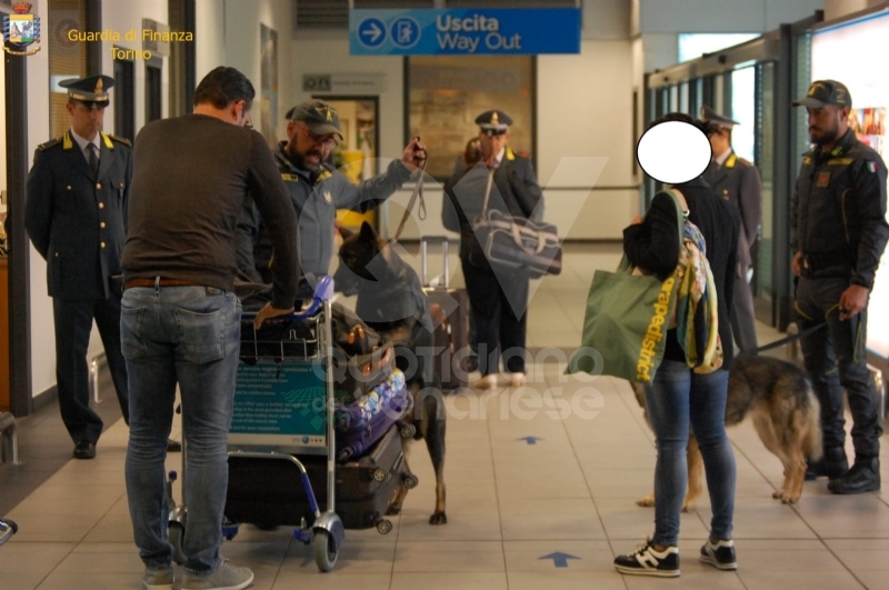 CASELLE - I capitali finiscono all'estero illecitamente: 5 denunce e 450mila euro di sanzioni