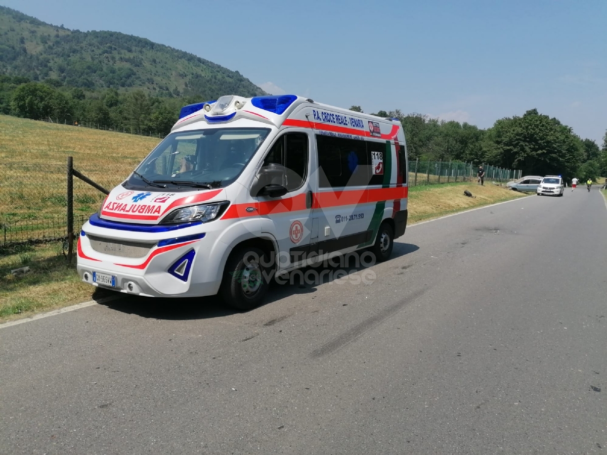INCIDENTE FRA LA CASSA E GIVOLETTO - Scontro fra due auto, una finisce fuori strada: un ferito - FOTO