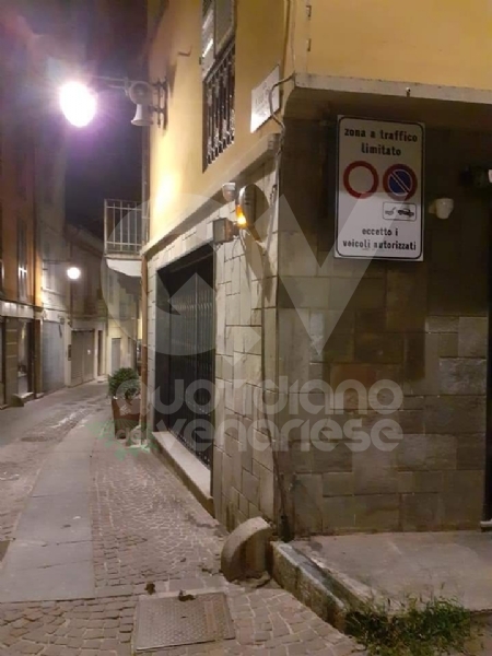 RIVOLI - Teppisti in azione a Ferragosto in piazza Matteotti: divelto un segnale stradale - FOTO