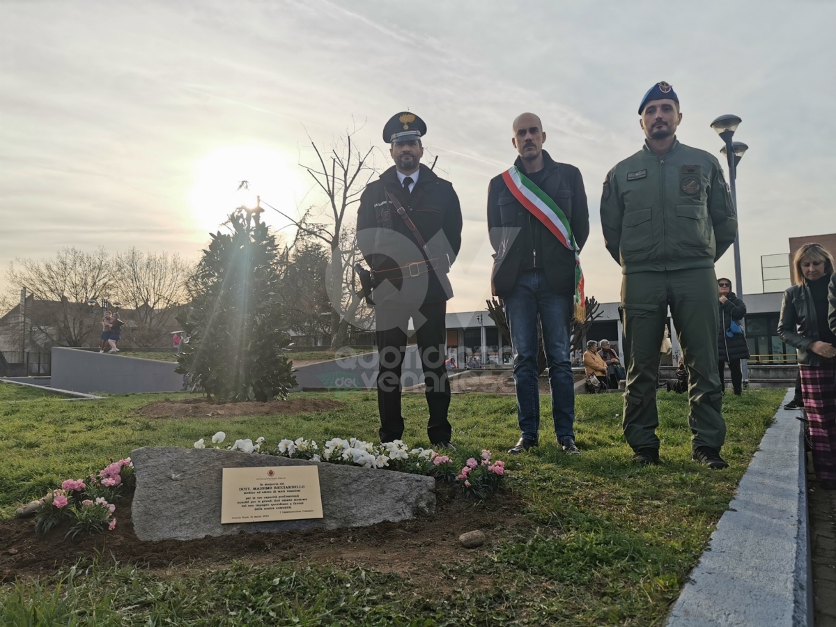VENARIA - Due anni senza Massimo Ricciardello: in piazza Ravera una targa e una magnolia - FOTO