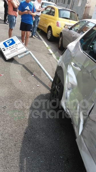 VENARIA - Incidente all'incrocio tra via Silva e via Verdi: quattro auto coinvolte e due feriti