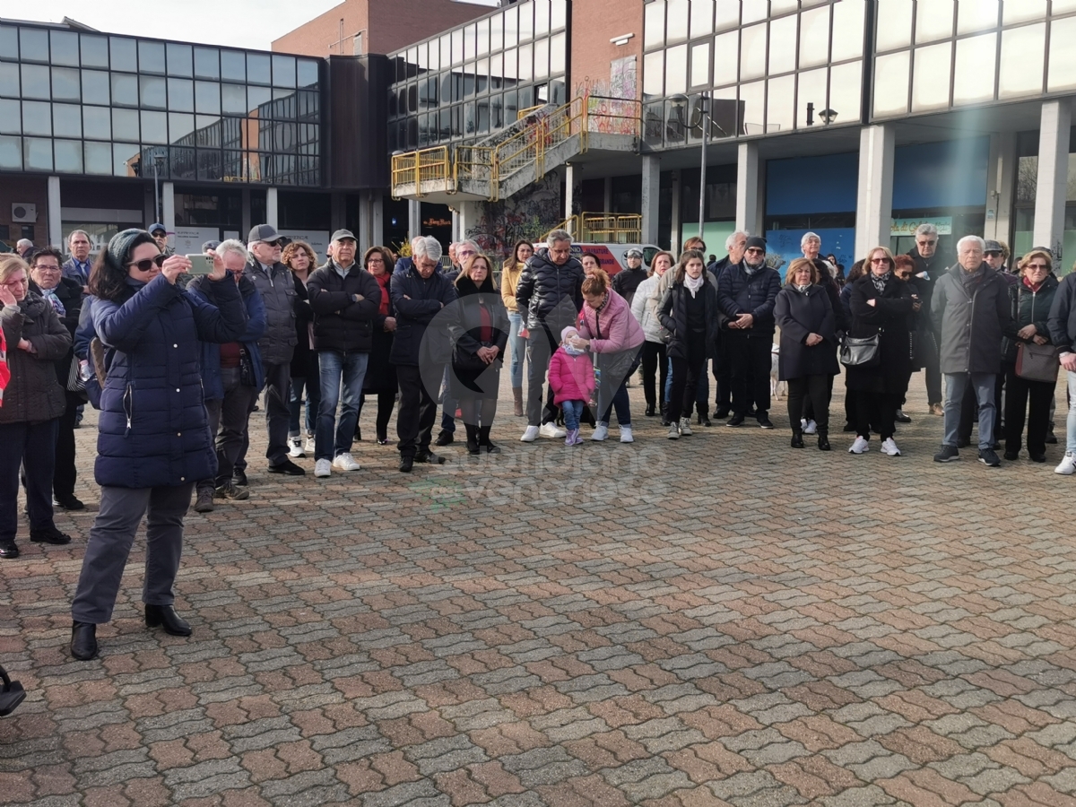VENARIA - Due anni senza Massimo Ricciardello: in piazza Ravera una targa e una magnolia - FOTO