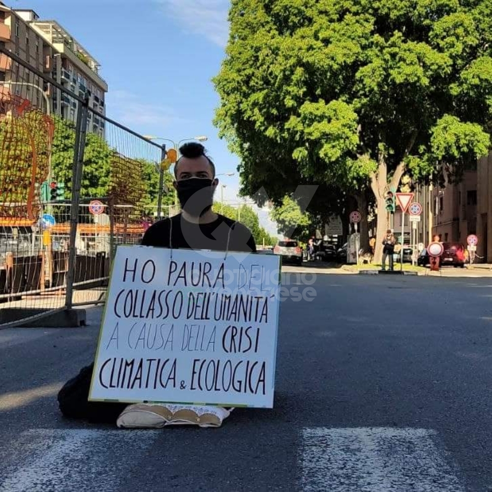 PROTESTA IN CORSO FRANCIA - Seduti a centro strada davanti alla sede della «Leonardo»