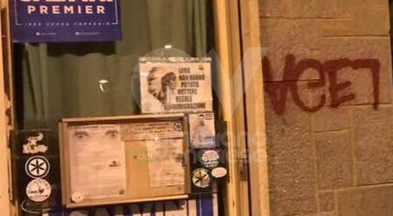 COLLEGNO - Imbrattata la sede della Lega Nord con scritte contro Salvini
