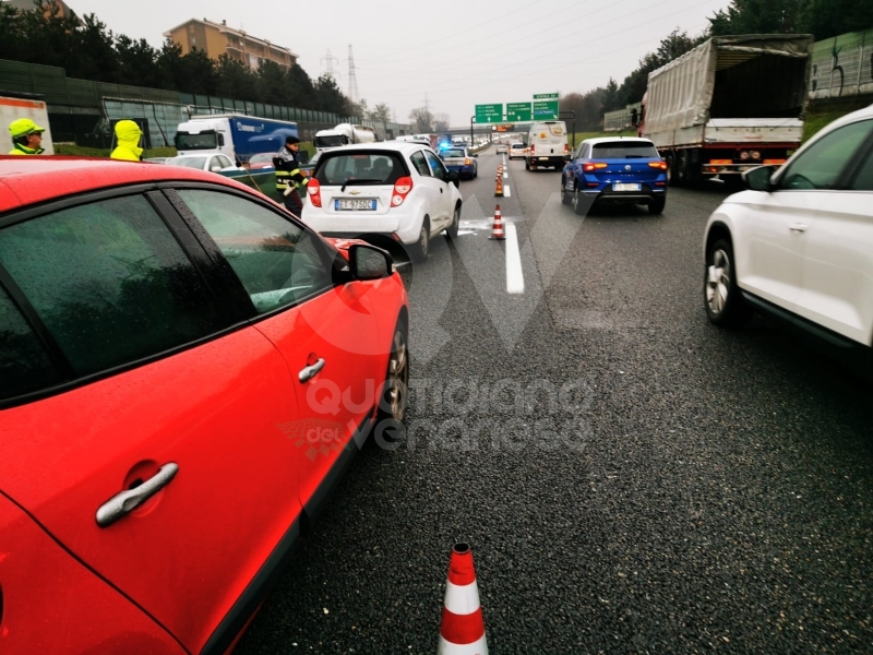 COLLEGNO - Tamponamento in tangenziale: tre auto coinvolte e forti disagi al traffico
