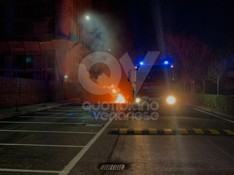 BORGARO - Doppio incendio in città: a fuoco cumuli di rifiuti e una macchina - FOTO