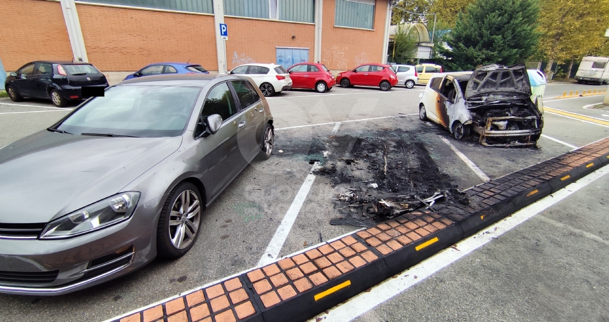 INCENDIO AD ALPIGNANO In via Rossini: un'auto distrutta dalle fiamme, due danneggiate - FOTO