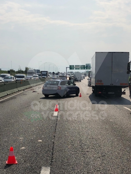 COLLEGNO - Doppio incidente in tangenziale: auto ribaltata, traffico in tilt.
