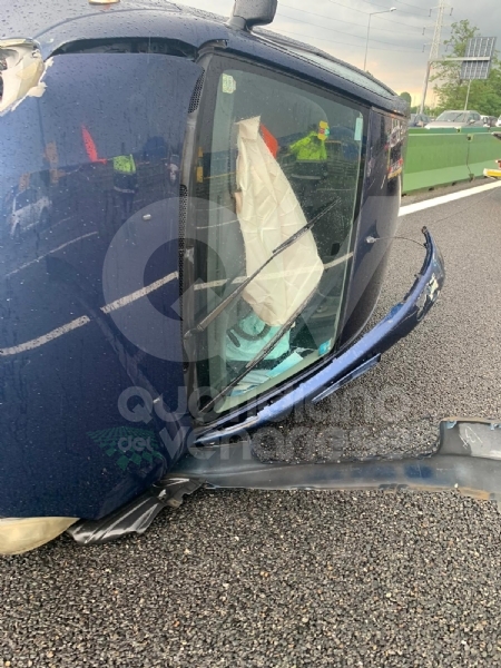 COLLEGNO - Si ribalta con la Yaris in tangenziale: miracolosamente illeso - FOTO