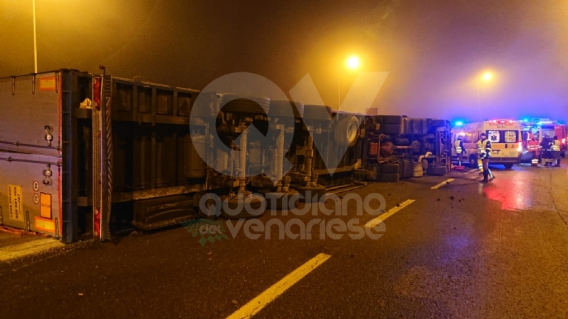 RIVOLI - Il tir si ribalta in tangenziale. Due i feriti: uno è grave al Cto - FOTO