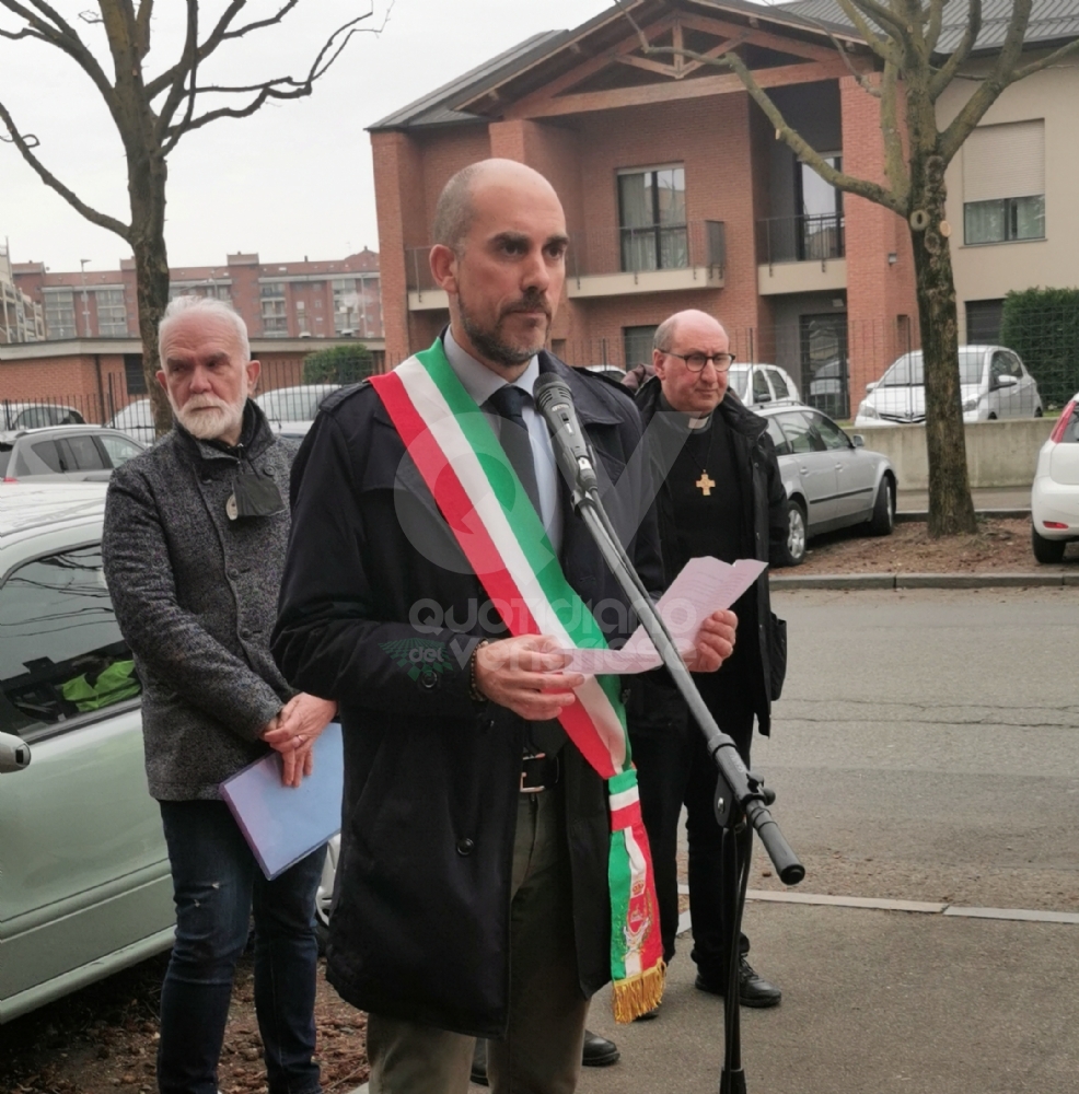 VENARIA - In via Fratelli Cervi svelata la targa a ricordo delle vittime del covid - FOTO