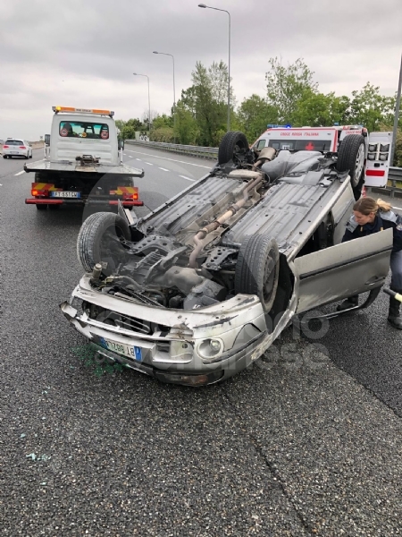 CAOS IN TANGENZIALE - Raffica di incidenti: due auto ribaltate e tre feriti