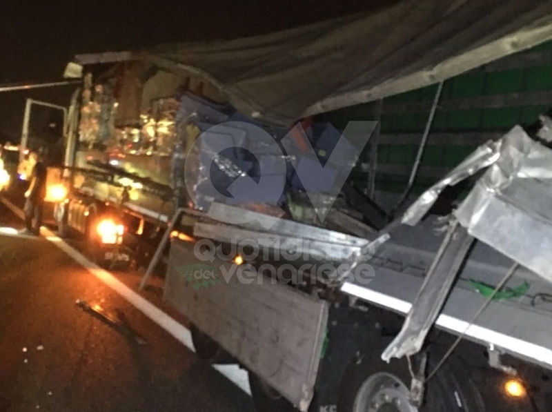 RIVOLI - Scontro tra due tir in tangenziale: un autotrasportatore finisce in ospedale