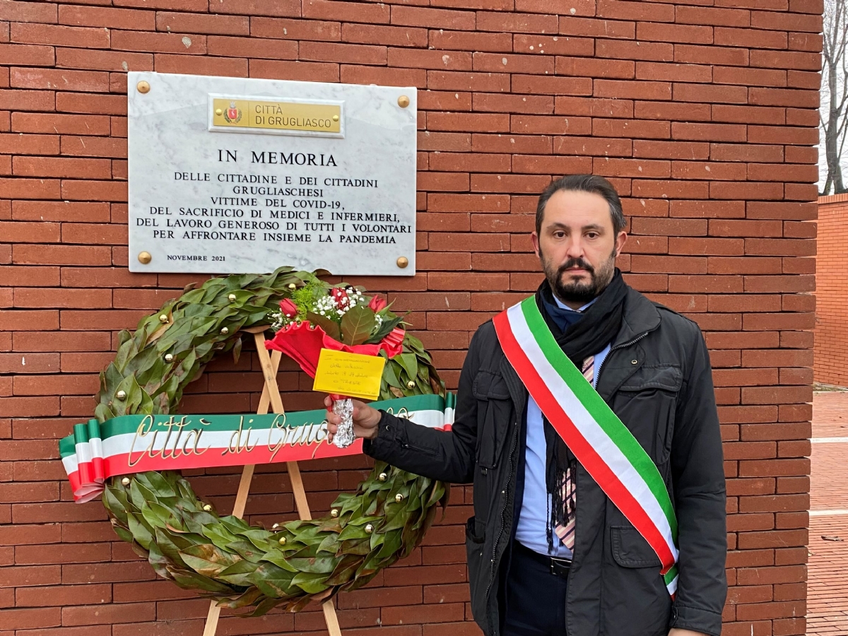 GRUGLIASCO - In municipio arrivano fiori per i «No Vax»: il sindaco li porta al cimitero - FOTO